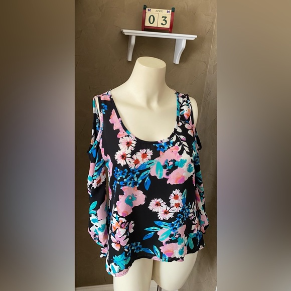 Lily White Nordstrom Tops Beautiful Printed Blouse With Shoulder Cut Outs, XS - Picture 2 of 16